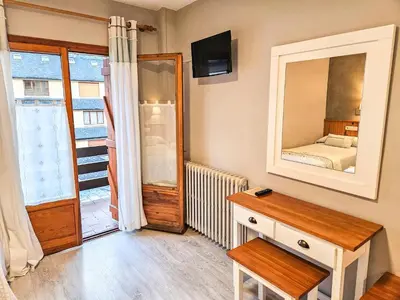 Una televisión o centro de entretenimiento en Hotel Casa Morlans 3000