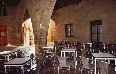 Un restaurante o sitio para comer en Hostal Las Coronas