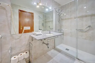 Un baño de Mirasierra Suites Pamplona