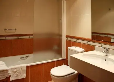 Un baño de Apartamentos Les Picardes