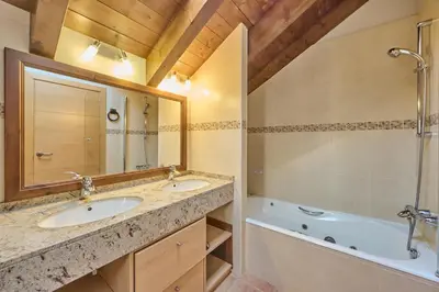Un baño de Aparthotel Areu