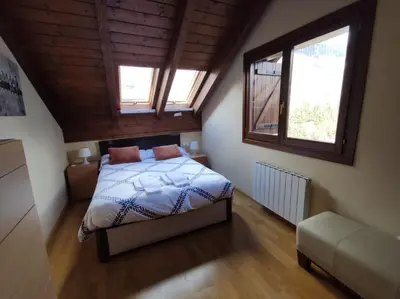 Cama o camas de una habitación en Inmocyma Abetal grandes vistas, con piscina-Linsoles- Benasque