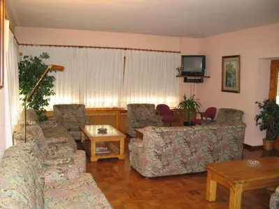 Una televisión o centro de entretenimiento en Hotel Escalar
