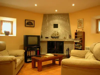 Una televisión o centro de entretenimiento en Casa rural Ornat Etxea
