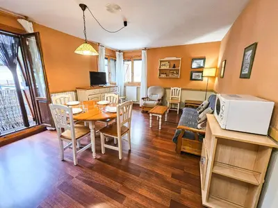 Una televisión o centro de entretenimiento en Apartamentos Gavín Biescas 3000