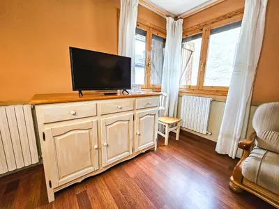 Una televisión o centro de entretenimiento en Apartamentos Gavín Biescas 3000