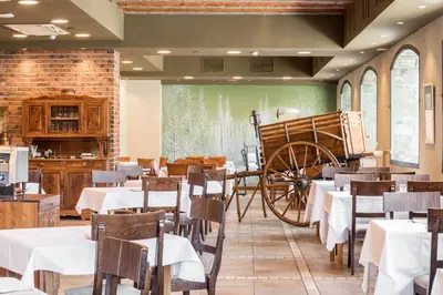 Un restaurante o sitio para comer en SNÖ Villa de Sallent 3