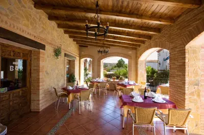 Un restaurante o sitio para comer en Hostal Las Rumbas