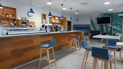 El salón o zona de bar de Visit Hotel