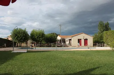 Edificio en el que se encuentra el hostal o pensión