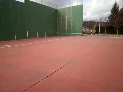 Instalaciones para jugar a tenis o squash en DELICIAS o alrededores