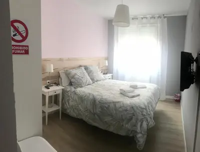 Cama o camas de una habitación en Alojamientos Iruña