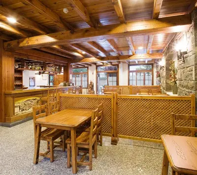 Un restaurante o sitio para comer en Hotel Latre