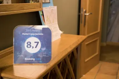 Certificado, premio, señal o documento que está expuesto en Hotel Casa Jacinto Pamplona