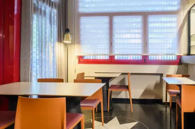 Un restaurante o sitio para comer en Hotel Villa de Zaragoza
