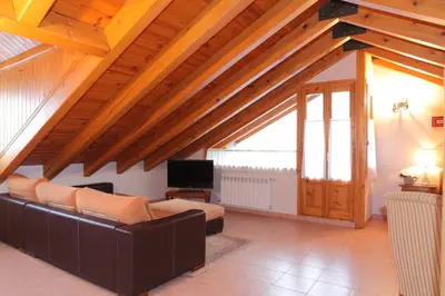 Una televisión o centro de entretenimiento en Apartamentos Albá Casa Alquesera