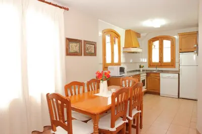 Una cocina o zona de cocina en Apartamentos Albá Casa Alquesera