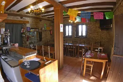 Un restaurante o sitio para comer en Albergue Restaurante de Artieda