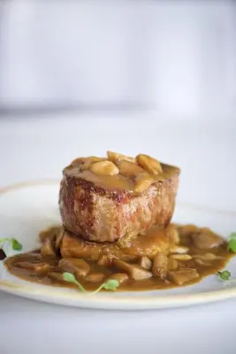 Comida en o cerca de este hotel