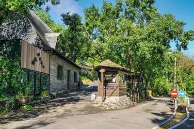 El barrio de los alrededores o un barrio cerca de este camping