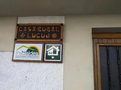 Certificado, premio, señal o documento que está expuesto en Casa rural Lucuj