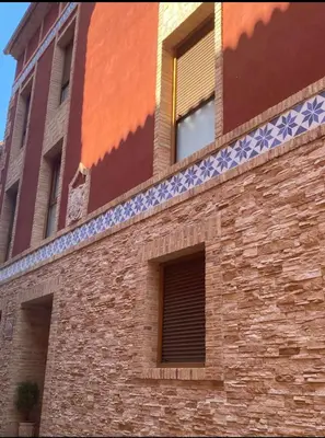 Edificio en el que se encuentra el hostal o pensión