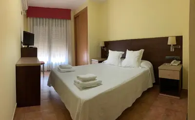 Cama o camas de una habitación en Hostal Monasterio de Rueda