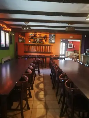 Un restaurante o sitio para comer en Alberg Les Daines