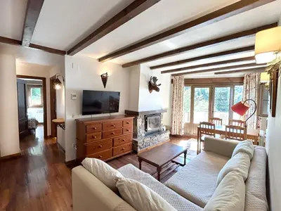 Una televisión o centro de entretenimiento en Apartamento Centro Tahull Y Parking Gratis, El Rinconcito Rural