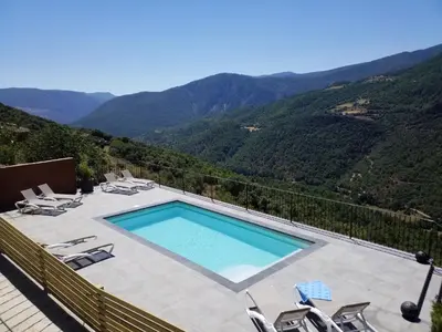 Vista general de una montaña o vista desde the country house