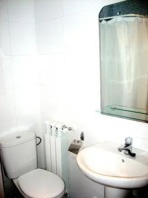 Un baño de Albergue Turístico Rio Aragon