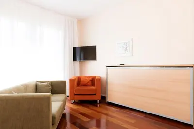 Una televisión o centro de entretenimiento en Apartamentos Sabinas El Pilar