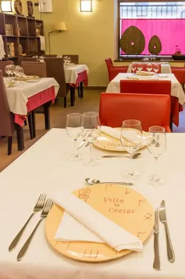 Un restaurante o sitio para comer en Hotel Villa de Cretas