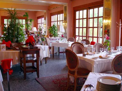 Un restaurante o sitio para comer en Hotel del Carme