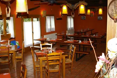 Un restaurante o sitio para comer en Hosteleria Santa Cruz