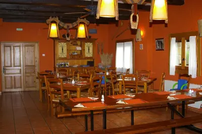 Un restaurante o sitio para comer en Hosteleria Santa Cruz