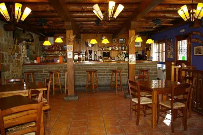 El salón o zona de bar de Hosteleria Santa Cruz