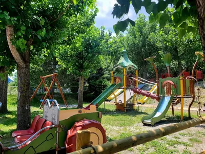 Zona de juegos infantil en Aiguestortes Camping Resort