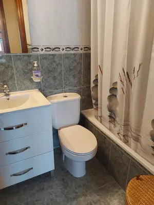 Un baño de Los Llanos de Escarrilla