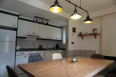 Una cocina o zona de cocina en Cirjuana, casa en el centro con agradable jardín y barbacoa BY PIRINEOS 360
