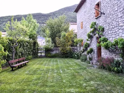 Jardín al aire libre en Cirjuana, casa en el centro con agradable jardín y barbacoa BY PIRINEOS 360