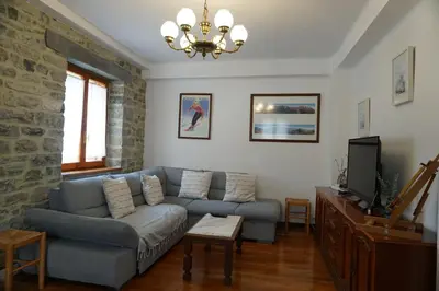 Zona de estar de Cirjuana, casa en el centro con agradable jardín y barbacoa BY PIRINEOS 360