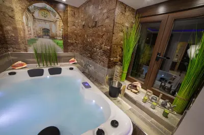 Un baño de LA VEGUILLA DELUXE JACUZZi