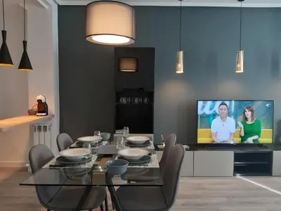 Una televisión o centro de entretenimiento en La parada de Conde Aranda