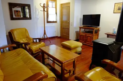 Una televisión o centro de entretenimiento en Apartamento rùstico Escunhau