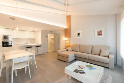 Una cocina o zona de cocina en APARTAMENTOS TURISTICOS - PAPEL ARMADO - Calle Caldereros 33