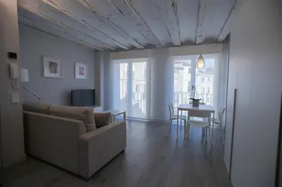 Una televisión o centro de entretenimiento en APARTAMENTOS TURISTICOS - PAPEL ARMADO - Calle Caldereros 33