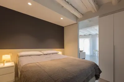 Cama o camas de una habitación en APARTAMENTOS TURISTICOS - PAPEL ARMADO - Calle Caldereros 33