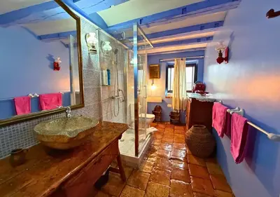 Un baño de Casa Abadía de Banaguás