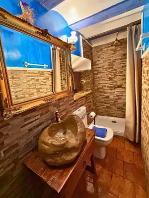 Un baño de Casa Abadía de Banaguás